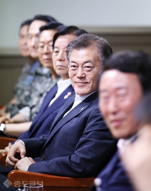 오늘자 국방과학연구소 방문한 문재인 대통령.jpg | 인스티즈