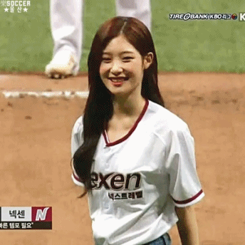 오늘 시구를 한 다이아 정채연 & 기희현.gif (데이터주의) | 인스티즈