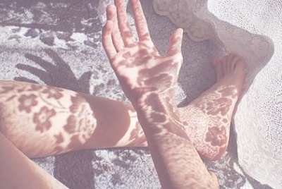 네가 떠나면서 나는 흉가로 남아 황사의 날들을 지나며 한 방울 독의 힘으로 눈뜨고 있었다 | 인스티즈