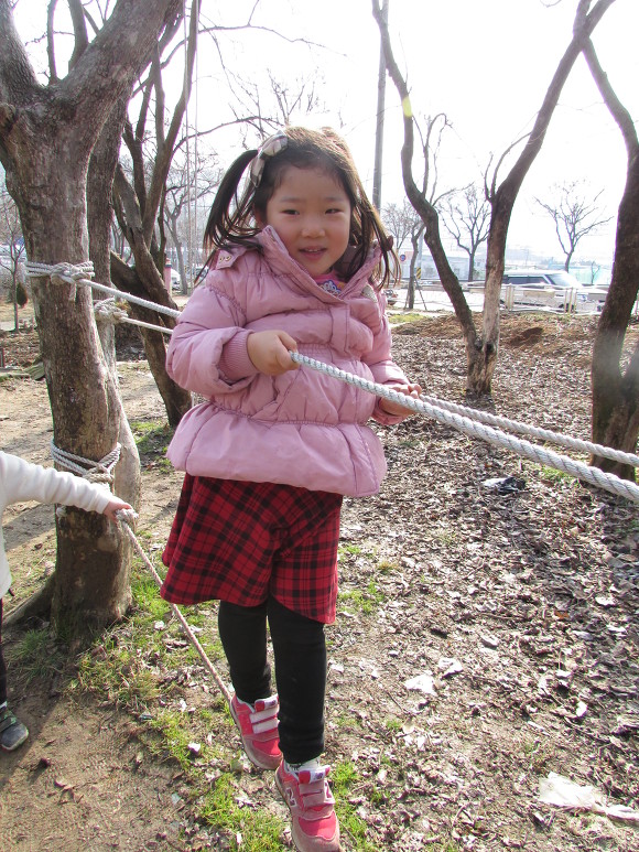 숲에서자라는아이들 이미지