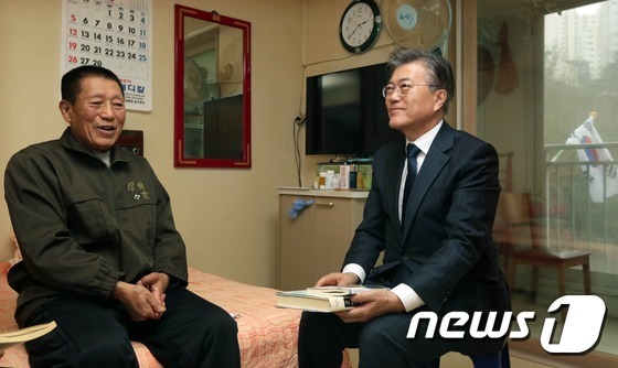 독립운동가 후손에게 절하는 문재인 전 대표 | 인스티즈