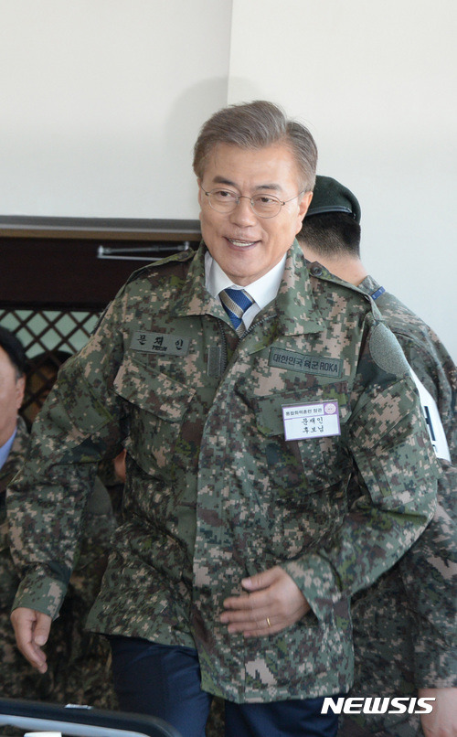화력격멸훈련 참관하는 문재인 | 인스티즈