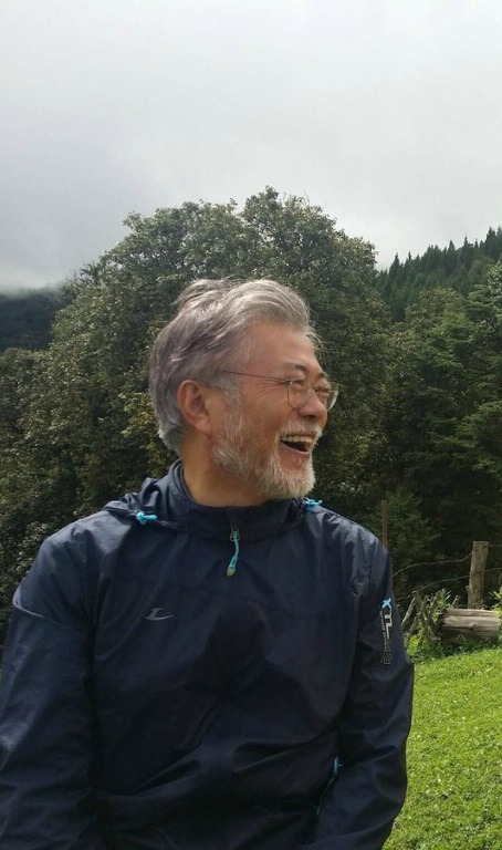 수염도 멋있게 나는 문재인 대통령 | 인스티즈