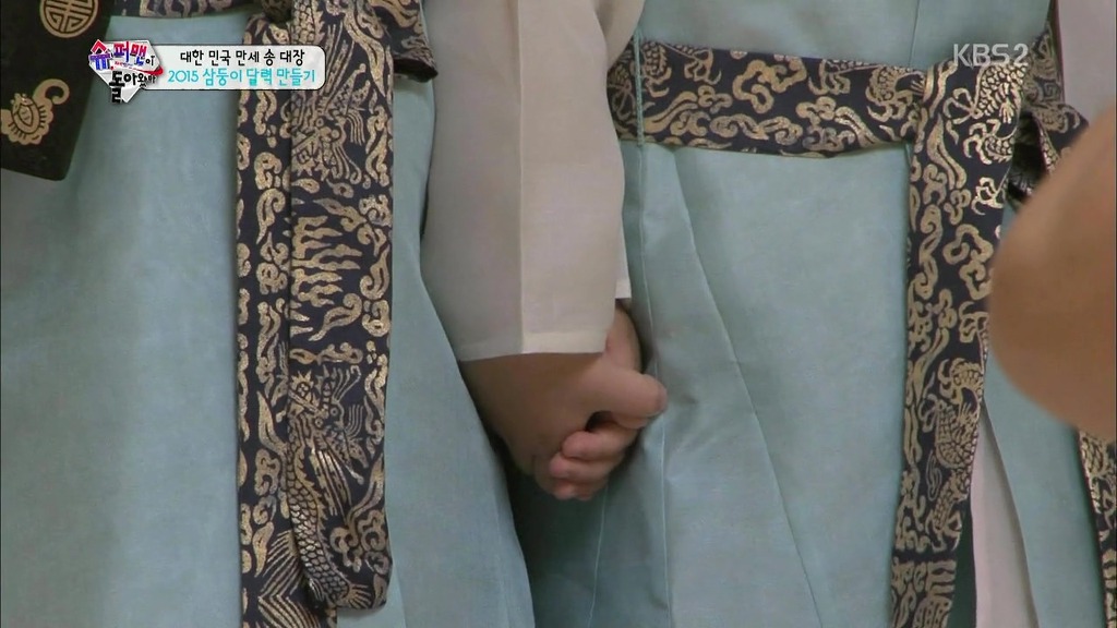 [슈퍼맨이돌아왔다] 서로 손을 꼭 잡고 있는 삼둥이 | 인스티즈