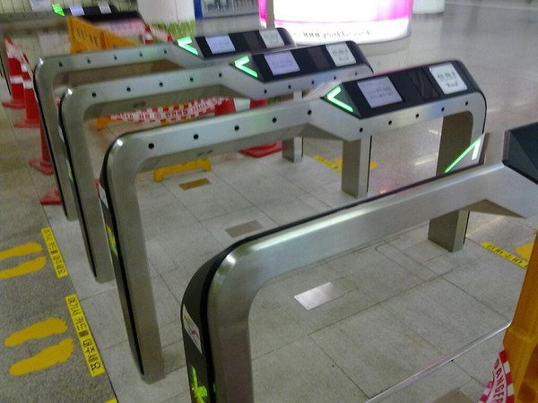 일본 기차역 디자인이 너무구려서 빡친 일본기자.jpg | 인스티즈
