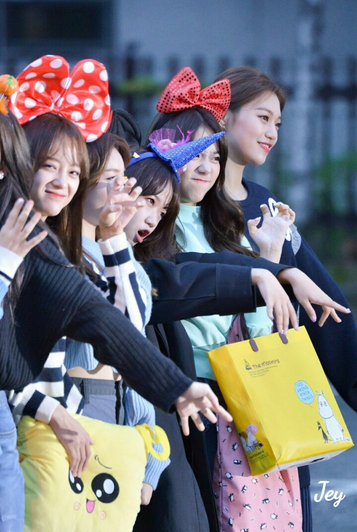 아이오아이 뮤뱅 출근길 | 인스티즈