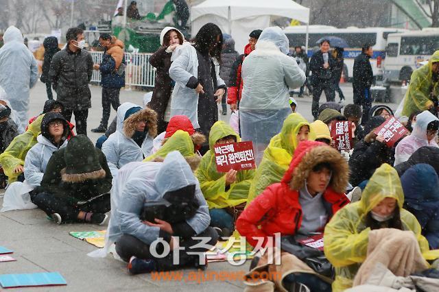 오늘자 첫눈이 내리는 5차 촛불집회 | 인스티즈