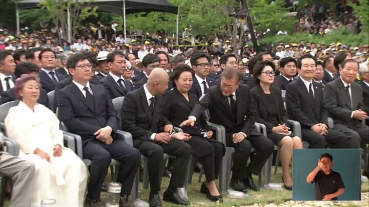 노건호씨 손 잡아주는 문재인 대통령.jpg | 인스티즈
