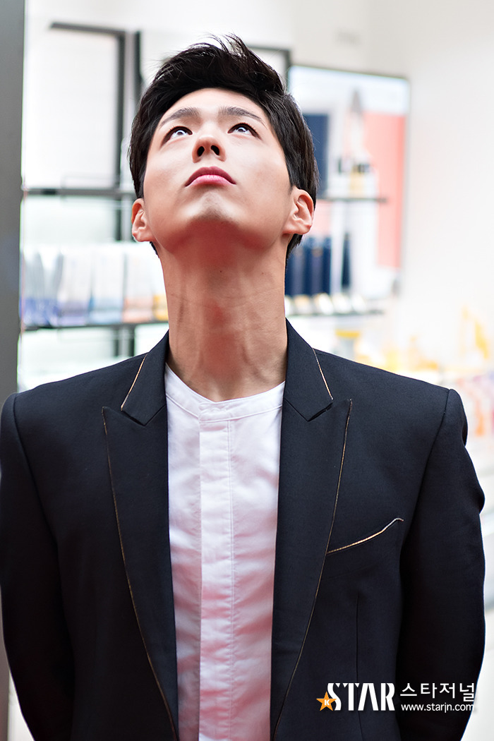 박보검 오늘자 명동에서 기사 사진.jpg | 인스티즈