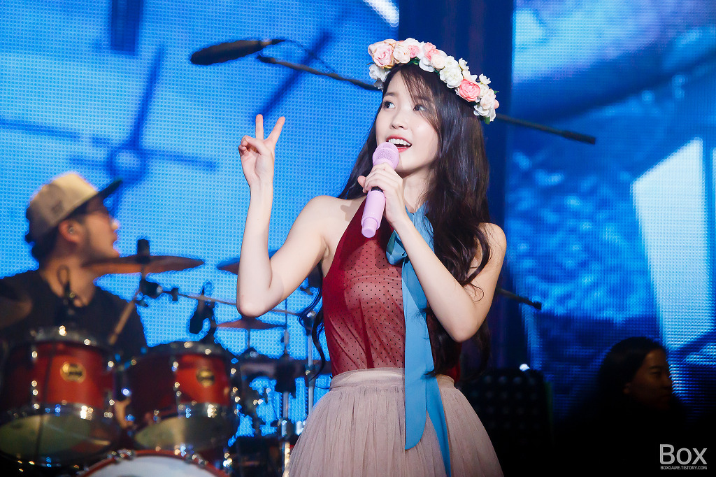 [15.11.22] 아이유 쳇셔 서울콘서트 둘째날 포토타임.jpgif | 인스티즈