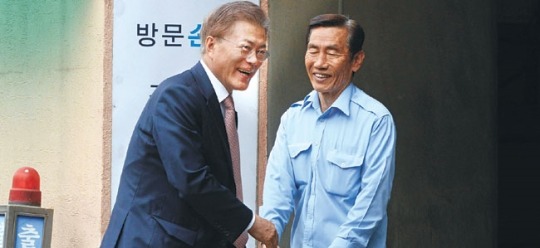 문재인 대통령의 스킨십 | 인스티즈