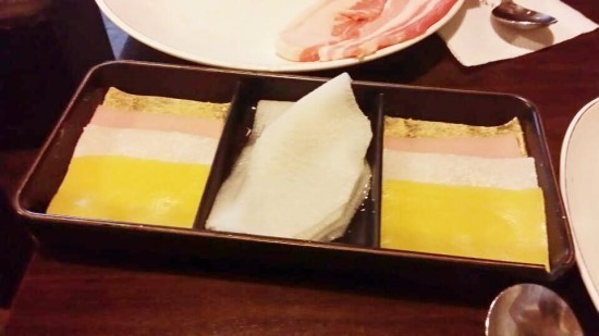 롸? 삼겹살을 떡에다가 싸먹는다구여? | 인스티즈