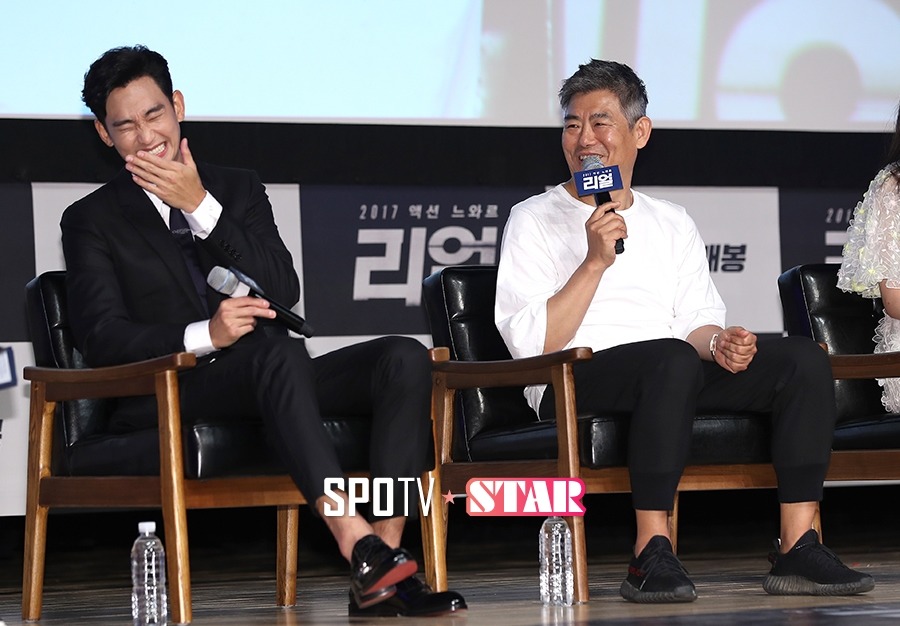 아디다스 이지부스트 + 조거팬츠 입은 중년 아재 | 인스티즈