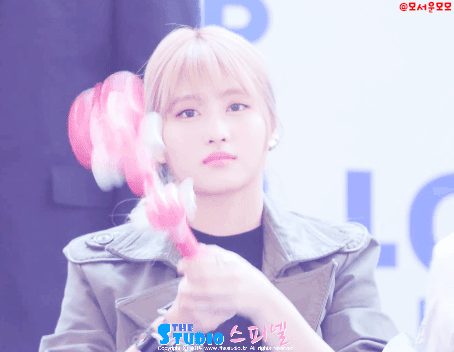 [트와이스] 문으로 장난치다가 쯔위한테 끌려가는 모모 | 인스티즈