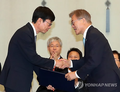 김상조 공정거래 위원장 임명장 수여식 | 인스티즈