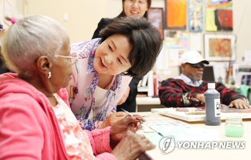 미국 워싱턴 노인복지센터에 방문한 김정숙 여사.jpg | 인스티즈
