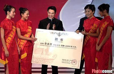 중국내에서도 이미지가 좋은 무술배우.. 영화에서나 또한 사생활마저도 모든사람들에게 귀감이 되고 존경심을 불러일으키는 분 | 인스티즈
