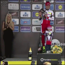 놀라서 아빠 품에.gif | 인스티즈