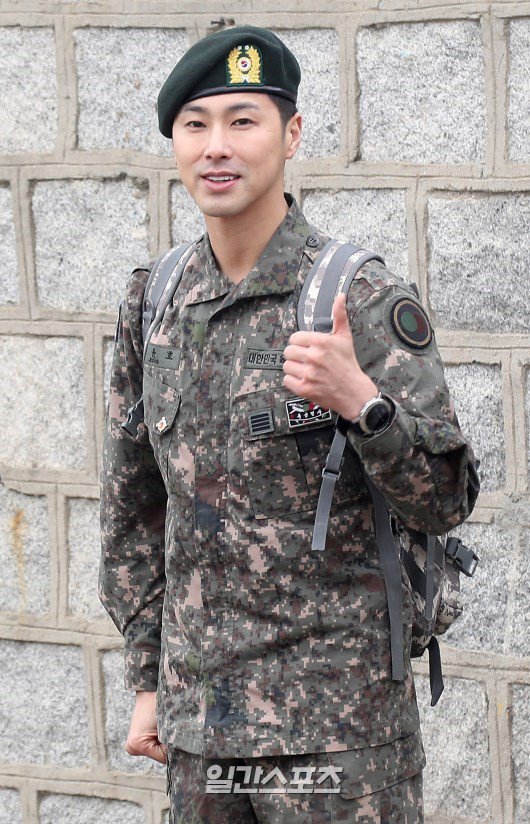 오늘 전역한 유노윤호 | 인스티즈