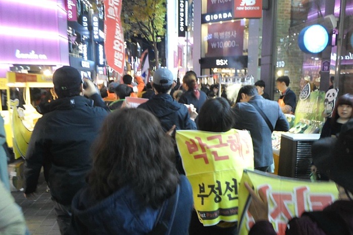 박근혜는 퇴진하라!!! 2015년 11월 21일 횃불시민연대 98차 부정선거 규탄집회 | 인스티즈