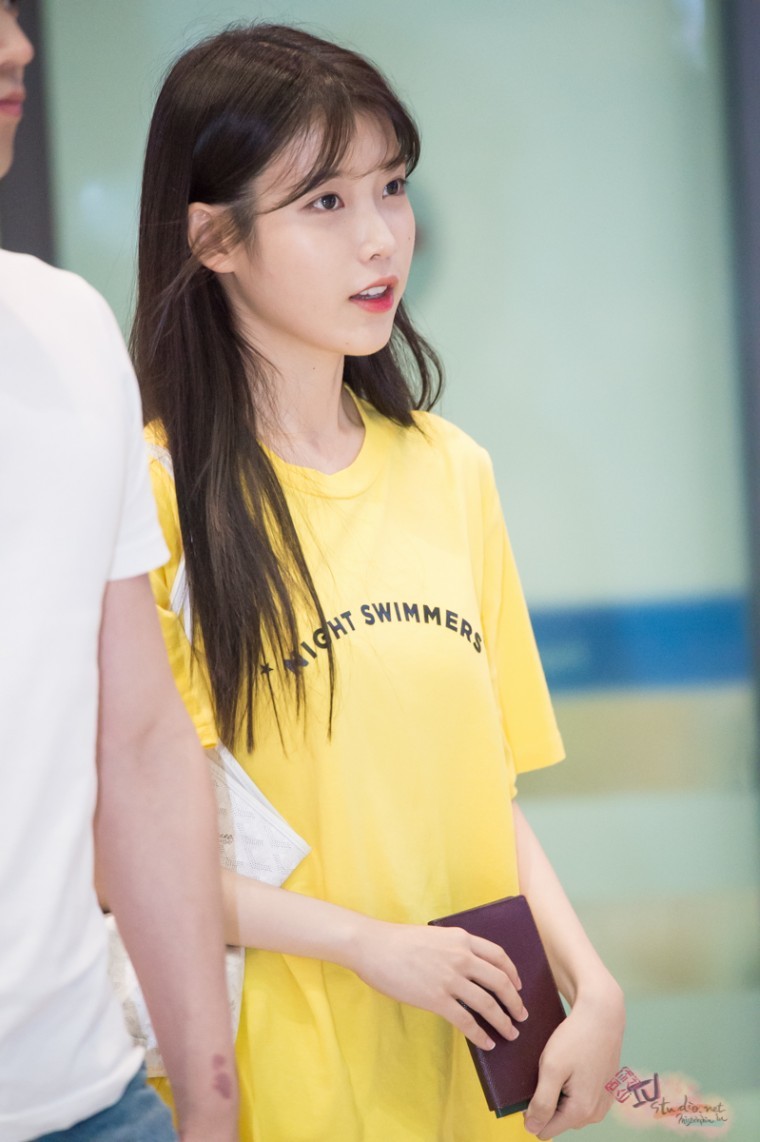 노랑 노랑한 아이유 인천공항 입국사진. png | 인스티즈