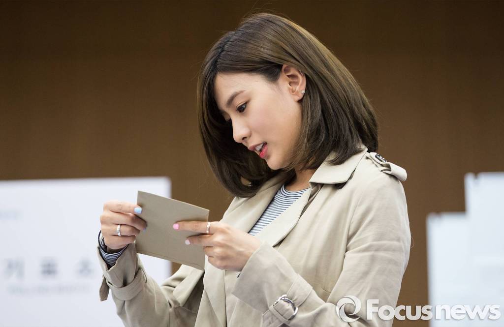큰 사진으로 보는 오늘자 에이핑크 오하영-조보아-AOA 설현.jpg (20대 총선 사전 투표) | 인스티즈