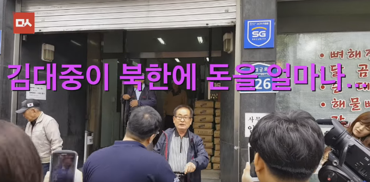 어버이연합 취재에 왜 우리만 이렇게 보도하냐고 성내는 어르신.jpg | 인스티즈