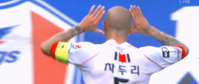 상대 놀리고 기분 좋아서 입이 귀에 걸린 아재(36)gif | 인스티즈
