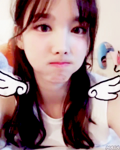 [트와이스] 표정부자 나연이 쩌는 눈웃음 움짤 | 인스티즈