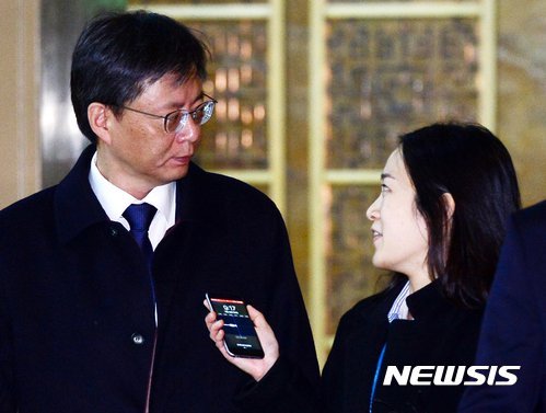 오늘자 여기자 째려보는 우병우 | 인스티즈
