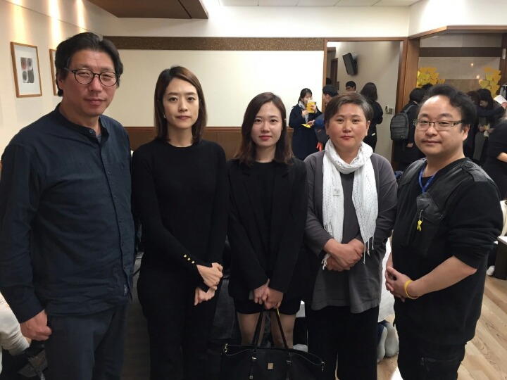 위안부 피해자 이순덕 할머니 추모회에서의 고민정 전 아나운서.twt | 인스티즈