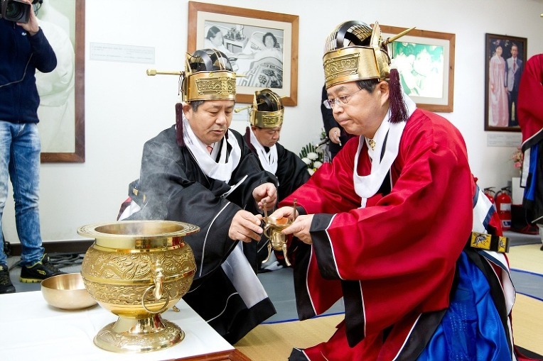 민주국가에서 시장이 신하의 의례복을 입고 독재자 제사를 지내는 구미시 | 인스티즈