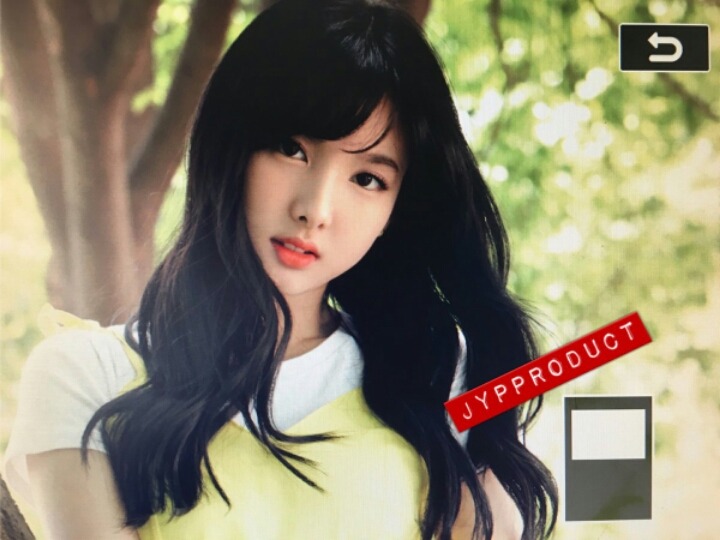 트와이스 잔디에서.jpg | 인스티즈