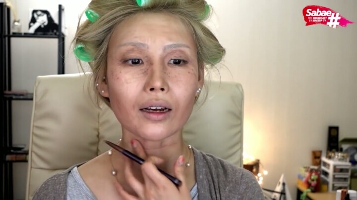 흔한 뷰티유튜버의 노인 분장.jpg | 인스티즈