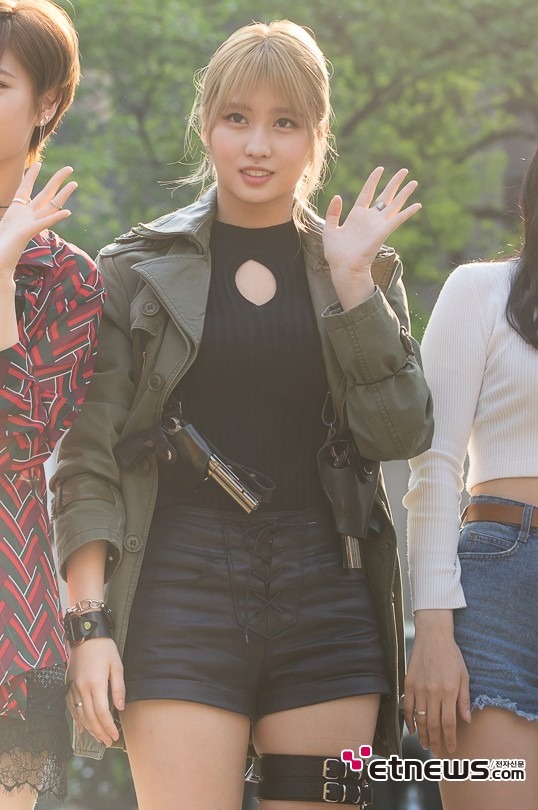 뮤비의상 입고 출근한 트와이스 | 인스티즈