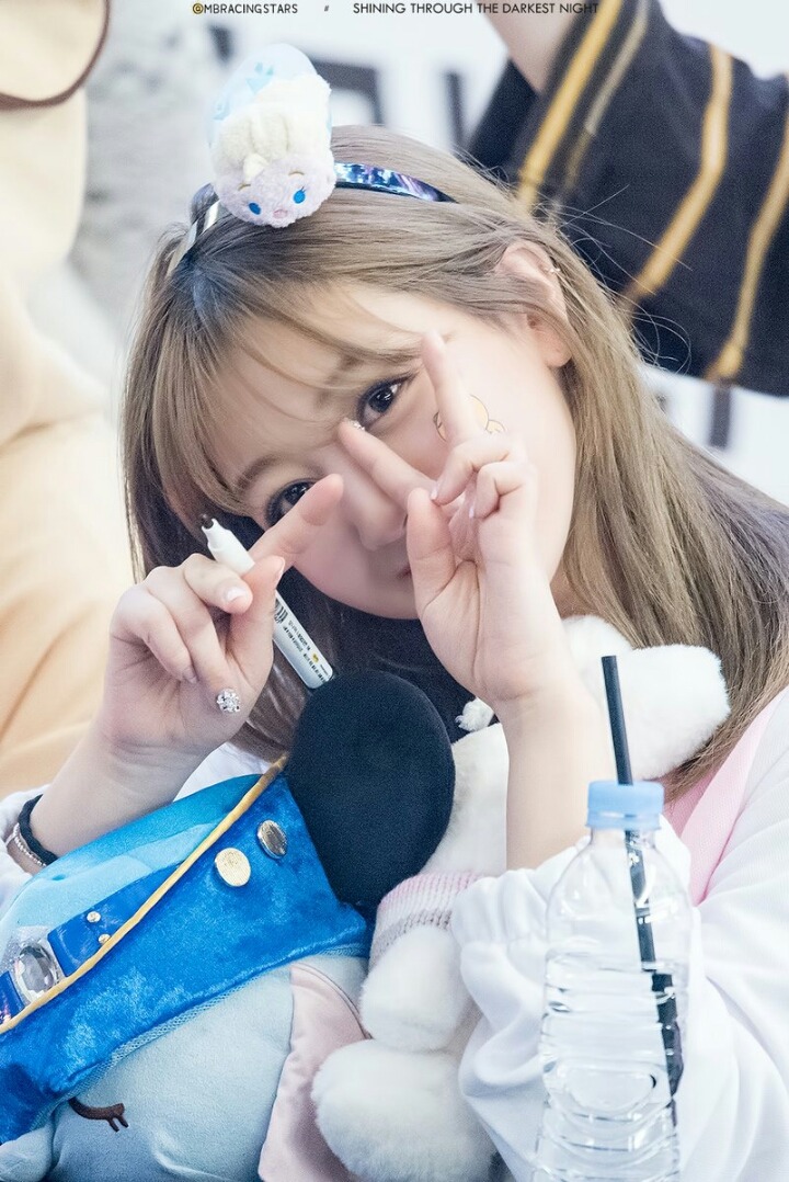 [트와이스] 지효:(폴짝)(줍줍)다혀나 이거 떨어져써... | 인스티즈
