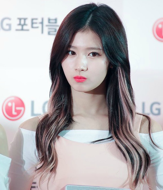 레전드 직찍 생성한 오늘자 사나.jpg | 인스티즈