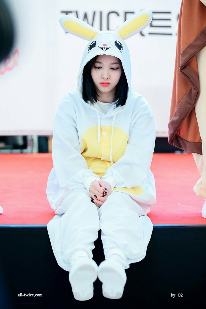 [트와이스] 혼자 앉아 있는 쭈구리 토끼 나연이(데이터주의) | 인스티즈