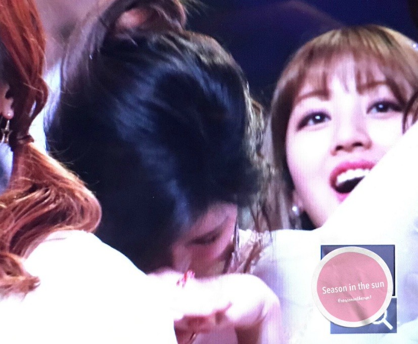 [트와이스] 가요대제전 공주같은 옷 입은 사나.gif | 인스티즈