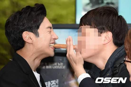 이제훈의 팬과 츄러스 먹기게임 대참사.jpg | 인스티즈