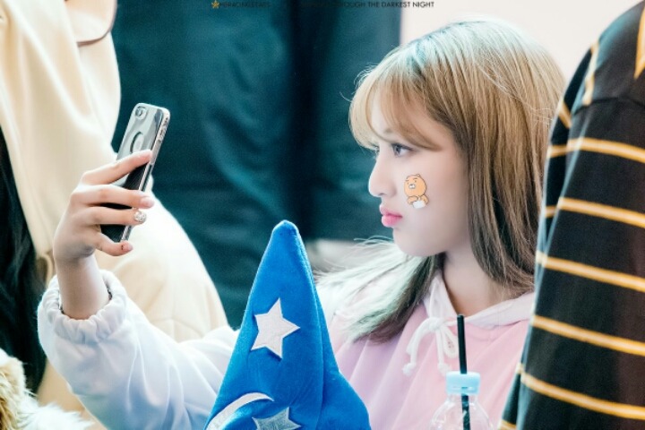 [트와이스] 지효:(폴짝)(줍줍)다혀나 이거 떨어져써... | 인스티즈