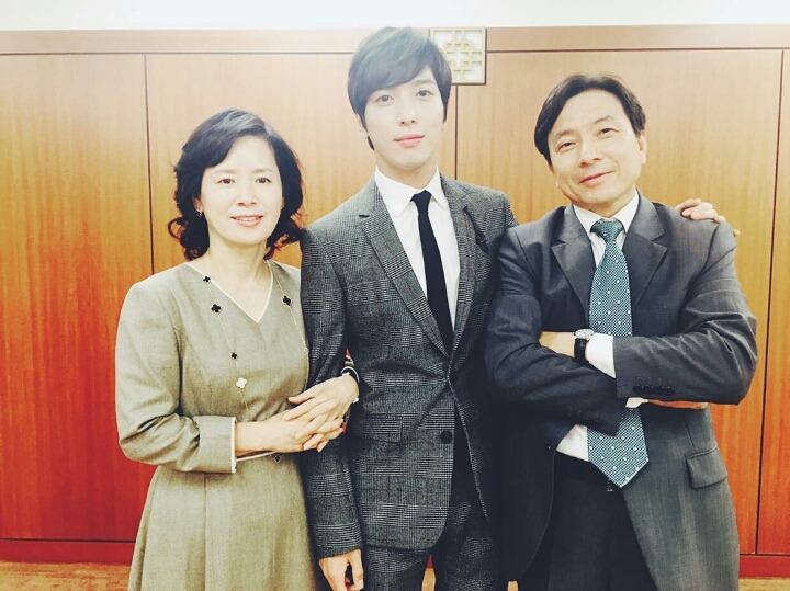 오늘자 씨엔블루 정용화와 부모님.jpg | 인스티즈