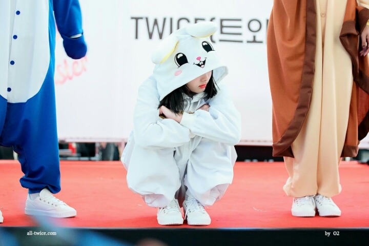 [트와이스] 혼자 앉아 있는 쭈구리 토끼 나연이(데이터주의) | 인스티즈
