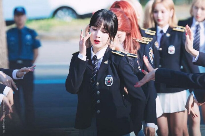 어제자 경찰제복 우주소녀 | 인스티즈