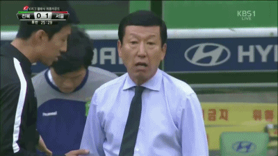 나이를 못믿어서 억울해하는 노안 아저씨.gif | 인스티즈