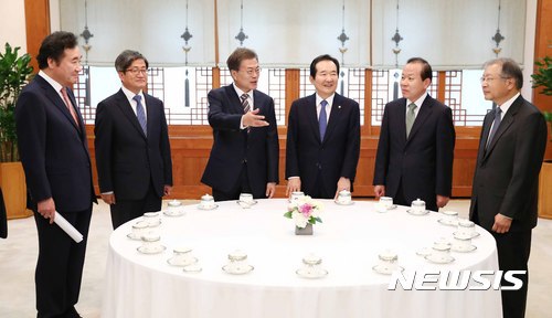 문재인 대통령님과 5부 인사 오찬.jpg | 인스티즈