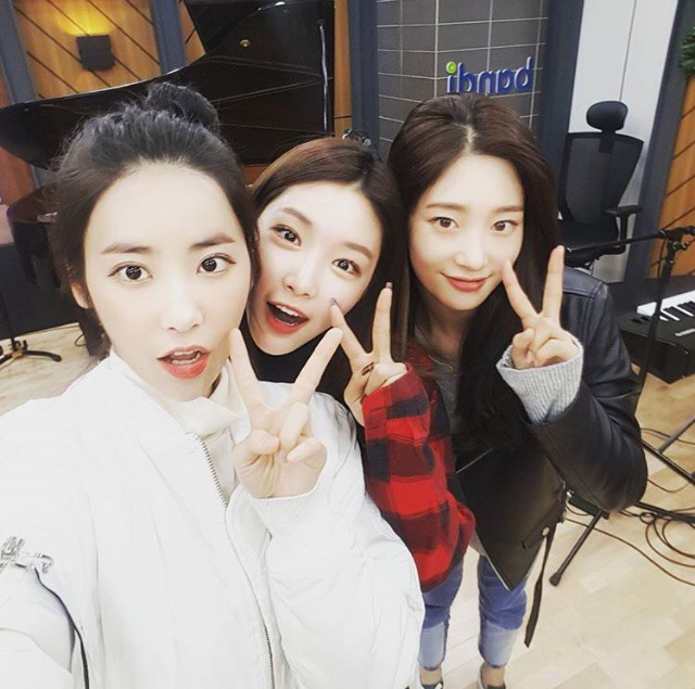 라디오 진행하는 청하.jpg | 인스티즈