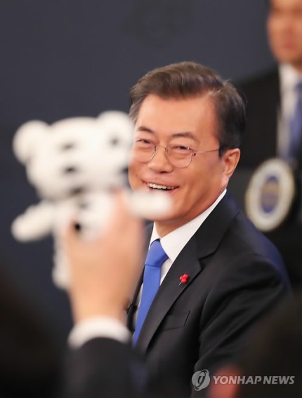 문재인 대통령 신년 기자회견에 참석한 수호랑 | 인스티즈
