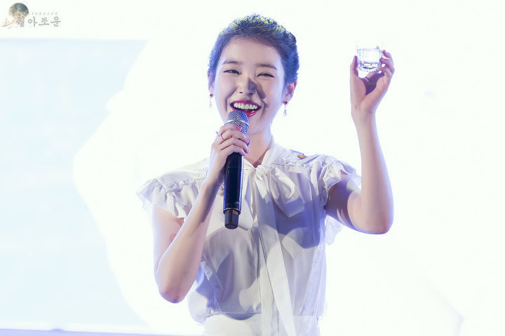 여전히 귀여운 똥머리 아이유.jpg | 인스티즈