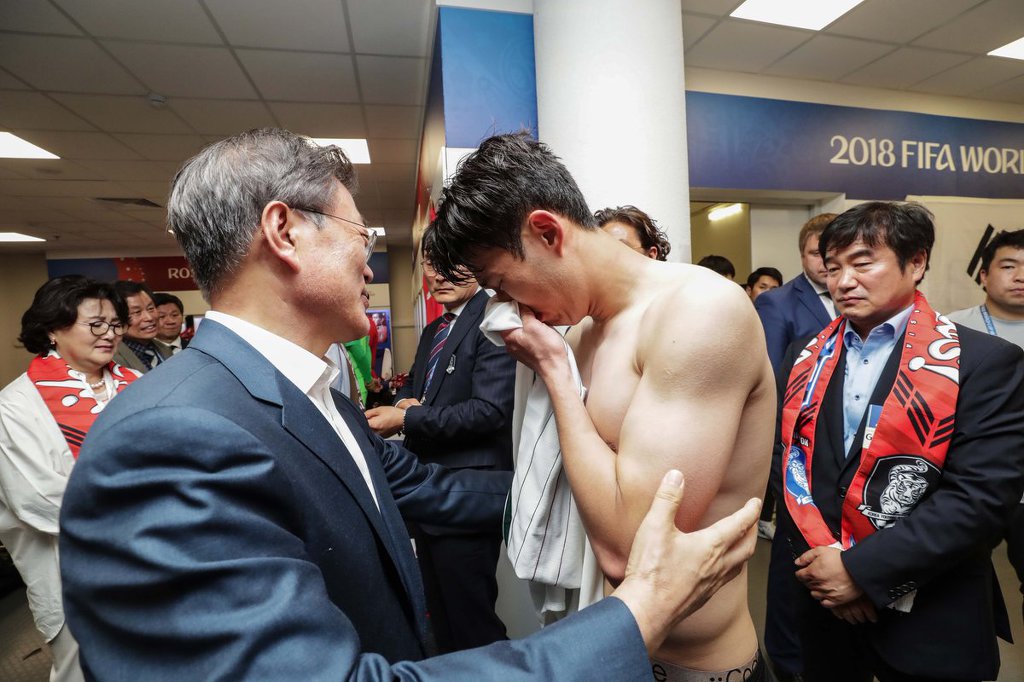 경기후 라커룸을 방문한 문재인 대통령 | 인스티즈